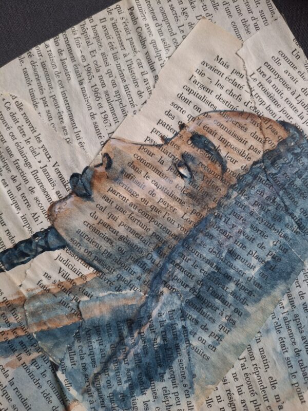 Aquarelle originale sur superposition de pages de livres - "Femmes" 1 – Image 3